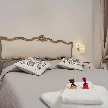 Sara S Luxury Home Five Minutes From Piazza San Marco-2